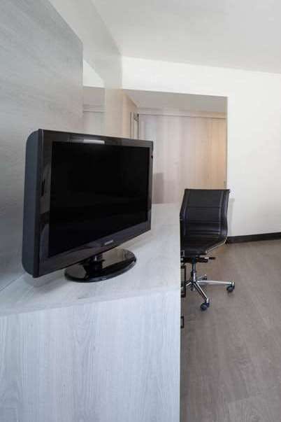 Hotel Ramada by Wyndham Burbank Airport photo 3