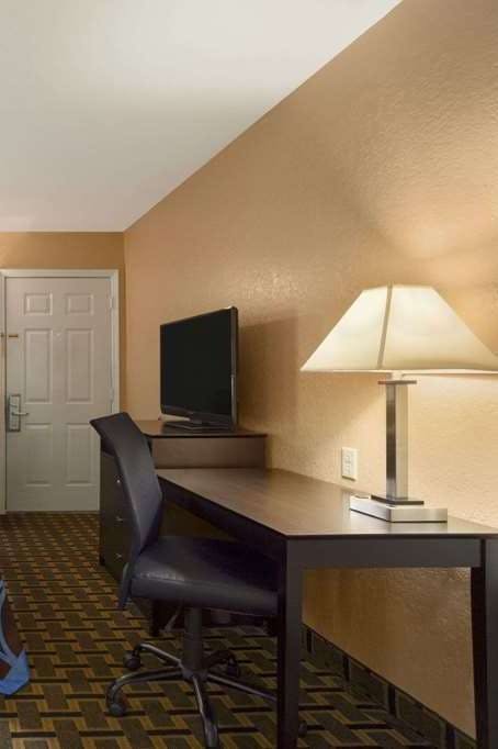 Hotel Super 8 by Wyndham Henryetta photo 3