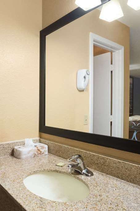 Hotel Super 8 by Wyndham Henryetta photo 4