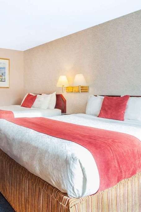 Hotel Ramada by Wyndham 100 Mile House photo 2