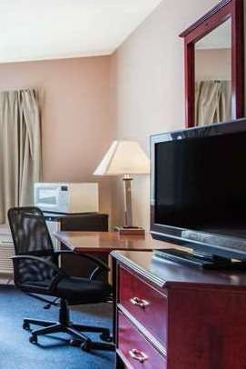 Hotel Ramada by Wyndham 100 Mile House photo 3