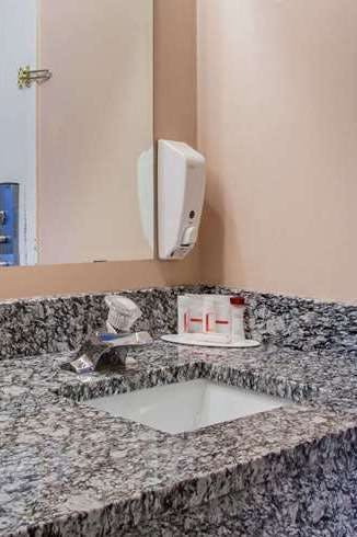 Hotel Ramada by Wyndham 100 Mile House photo 4