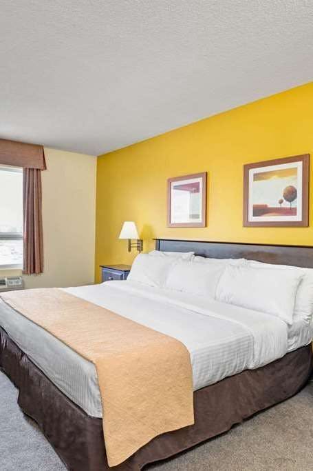 Hotel Super 8 by Wyndham Barrie South photo 1