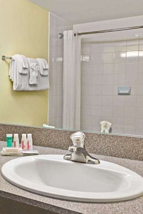 Hotel Super 8 by Wyndham Barrie South photo 5