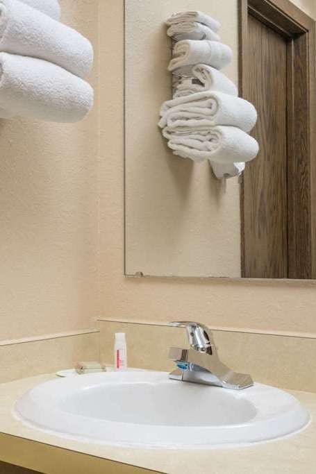 Hotel Super 8 by Wyndham Owatonna photo 3