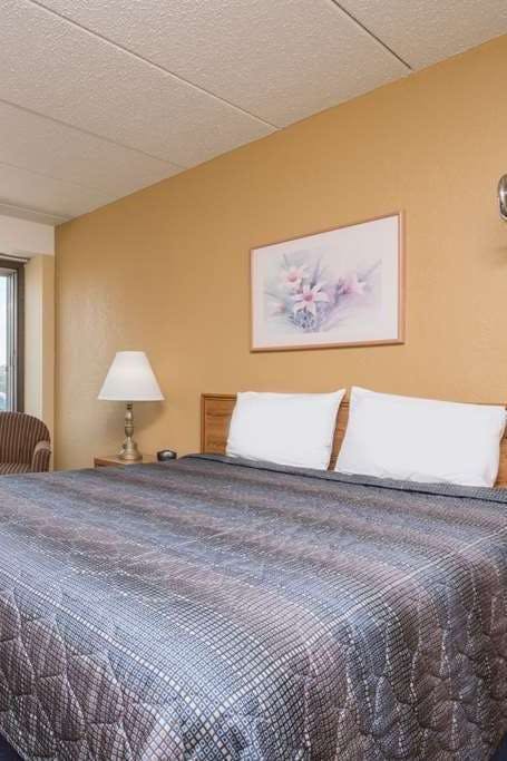 Hotel Super 8 by Wyndham Owatonna photo 1