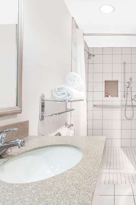 Hotel AmericInn Beloit photo 3