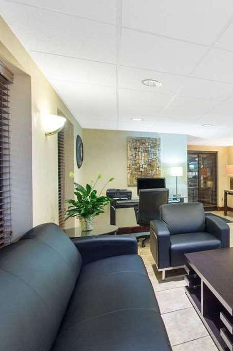 Hotel AmericInn Beloit photo 5