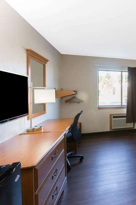 Hotel Super 8 by Wyndham Radcliff Ft. Knox Area photo 3