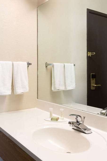 Hotel Super 8 by Wyndham Radcliff Ft. Knox Area photo 4