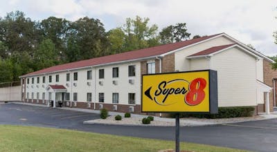 Super 8 by Wyndham Radcliff Ft. Knox Area