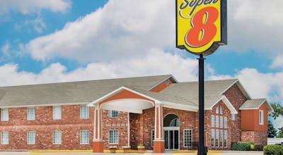 Super 8 by Wyndham Bolivar