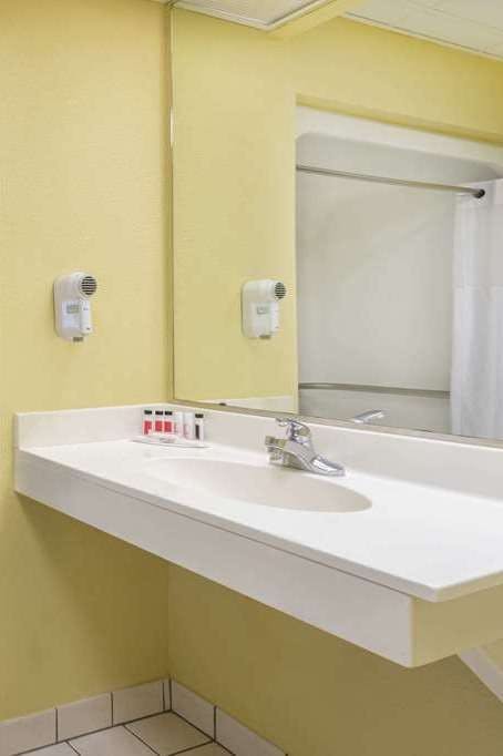 Hotel Baymont by Wyndham Fayetteville photo 4