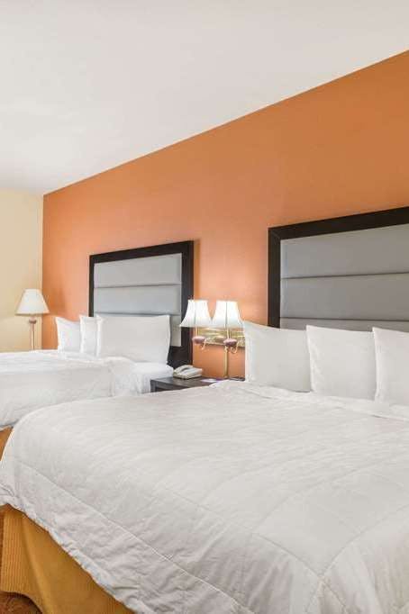 Hotel Baymont by Wyndham Fayetteville photo 2