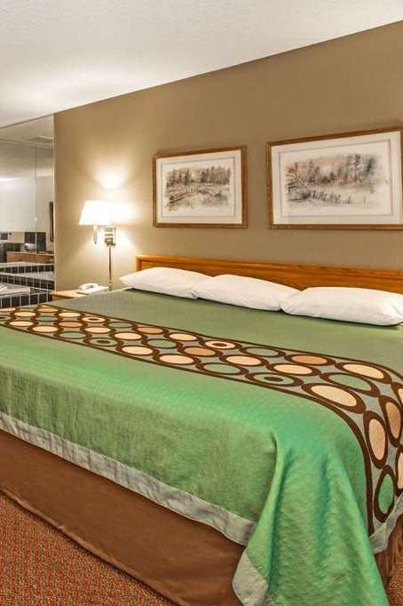 Hotel Super 8 by Wyndham Watertown WI photo 1