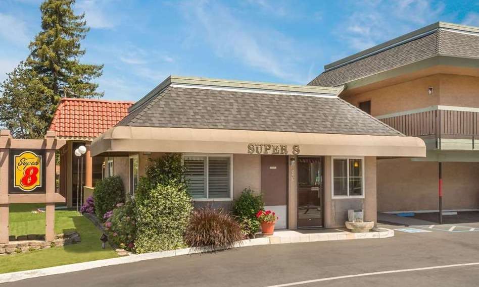 Super 8 by Wyndham Martinez