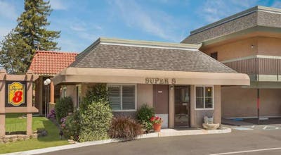 Super 8 by Wyndham Martinez