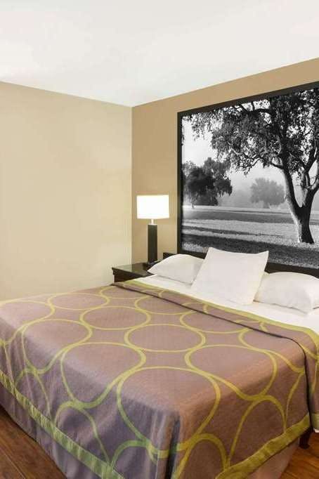 Hotel Super 8 by Wyndham Martinez photo 1