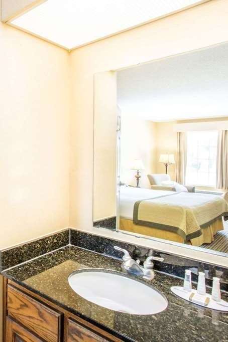 Hotel Baymont by Wyndham Dunn photo 4