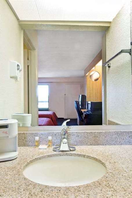 Hotel Days Inn by Wyndham Charlotte Northlake photo 4