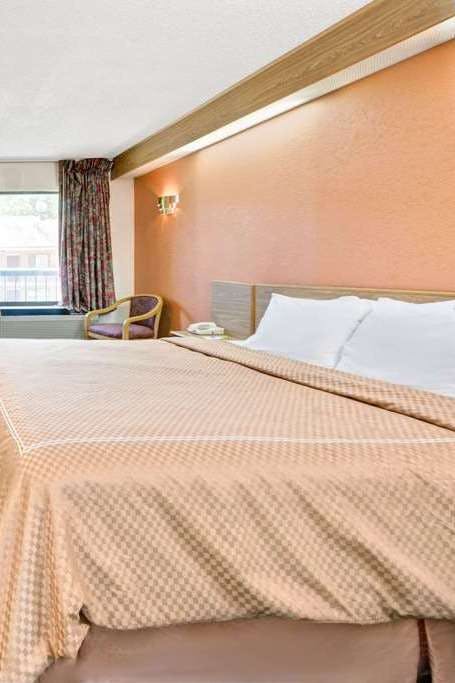 Hotel Days Inn by Wyndham Charlotte Northlake photo 1