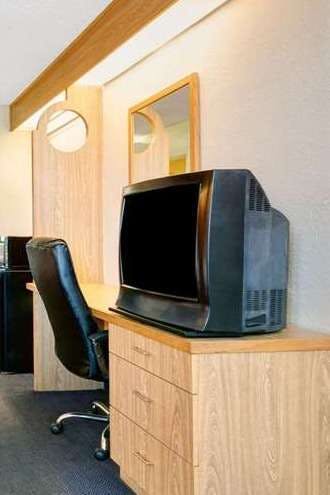 Hotel Days Inn by Wyndham Charlotte Northlake photo 3