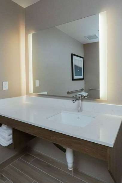 Hotel La Quinta Inn & Suites by Wyndham Santa Cruz photo 5