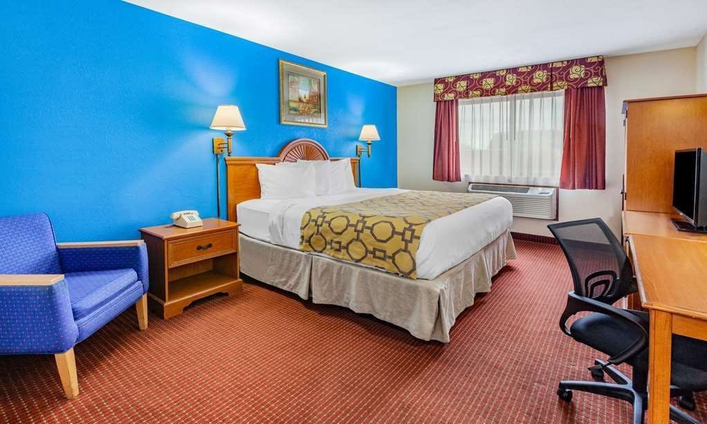 Hotel Baymont Perrysburg photo 5