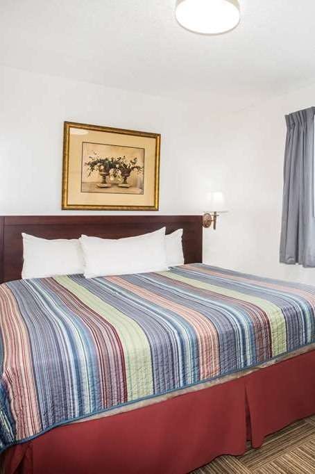 Hotel Travelodge by Wyndham Colorado Springs Airport/Peterson SFB photo 3