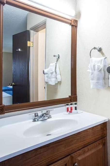 Hotel Travelodge by Wyndham Colorado Springs Airport/Peterson SFB photo 5