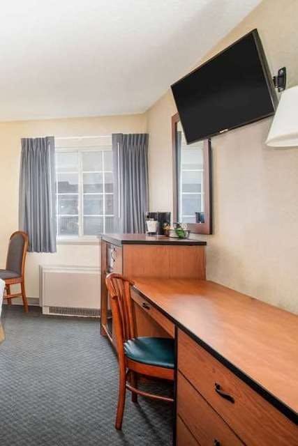 Hotel Travelodge by Wyndham Colorado Springs Airport/Peterson SFB photo 4