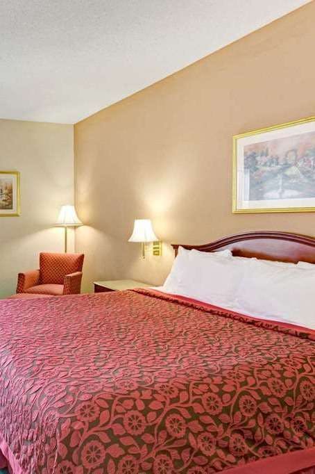 Hotel Days Inn & Suites by Wyndham Louisville SW photo 1