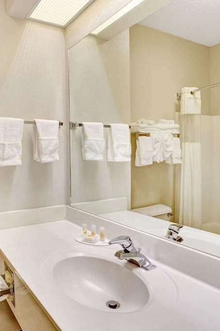 Hotel Days Inn & Suites by Wyndham Louisville SW photo 4