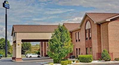 Days Inn & Suites by Wyndham Louisville SW