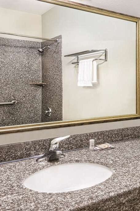 Hotel La Quinta Inn & Suites by Wyndham Mercedes Outlet Mall photo 4