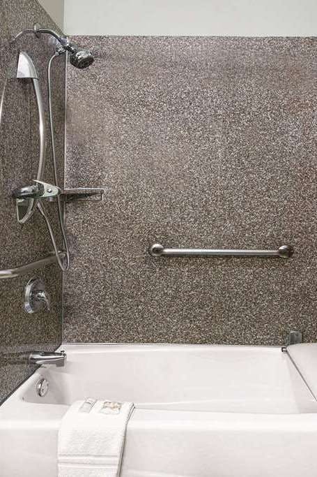 Hotel La Quinta Inn & Suites by Wyndham Mercedes Outlet Mall photo 5