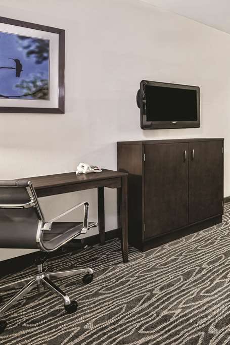 Hotel La Quinta Inn & Suites by Wyndham Mercedes Outlet Mall photo 3