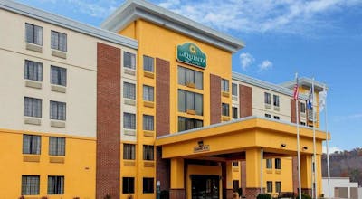 La Quinta Inn & Suites by Wyndham Elkview - Charleston NE