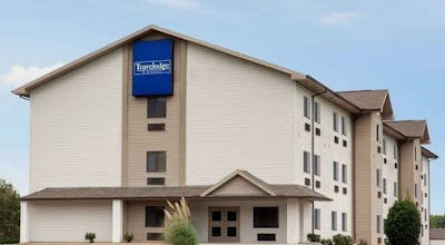Travelodge by Wyndham Livonia