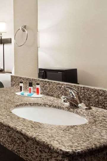 Hotel Travelodge Livonia photo 3