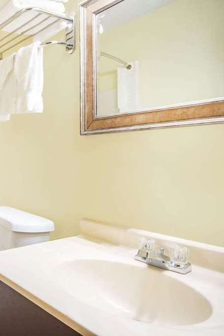 Hotel Super 8 Emporia photo 3