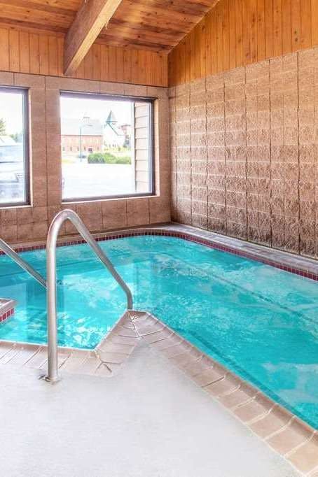 Hotel AmericInn by Wyndham Calumet photo 4