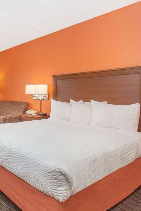 Hotel AmericInn by Wyndham Calumet photo 2