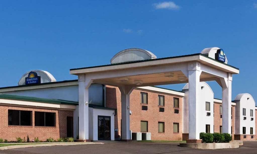 Days Inn & Suites by Wyndham Wynne