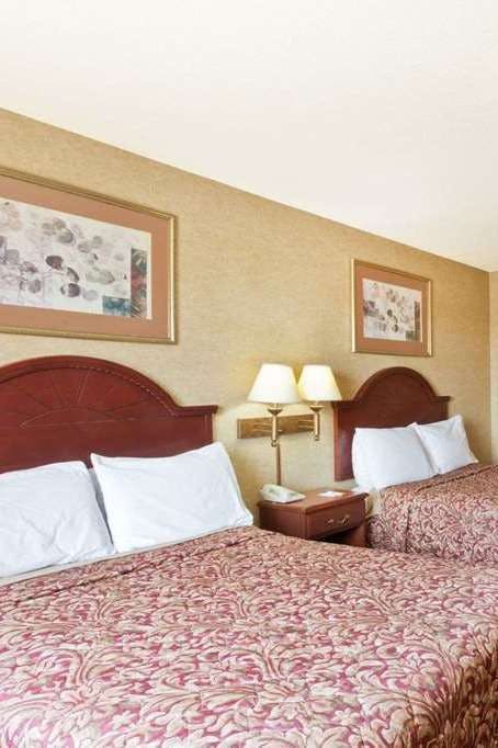 Hotel Days Inn & Suites by Wyndham Wynne photo 1