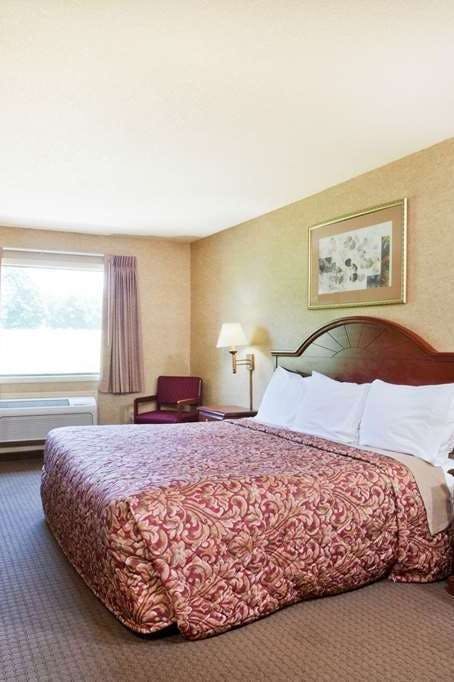 Hotel Days Inn & Suites by Wyndham Wynne photo 2