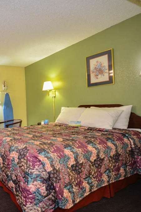 Hotel Days Inn by Wyndham Southern Hills/ORU photo 1