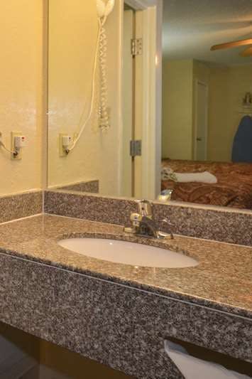 Hotel Days Inn by Wyndham Southern Hills/ORU photo 4