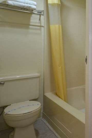 Hotel Days Inn by Wyndham Southern Hills/ORU photo 5