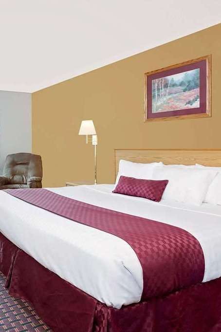 Hotel Ramada by Wyndham Richland Center photo 1